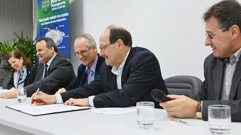 Acordo para ensino da doutrina cooperativista nas escolas agrícolas do estado