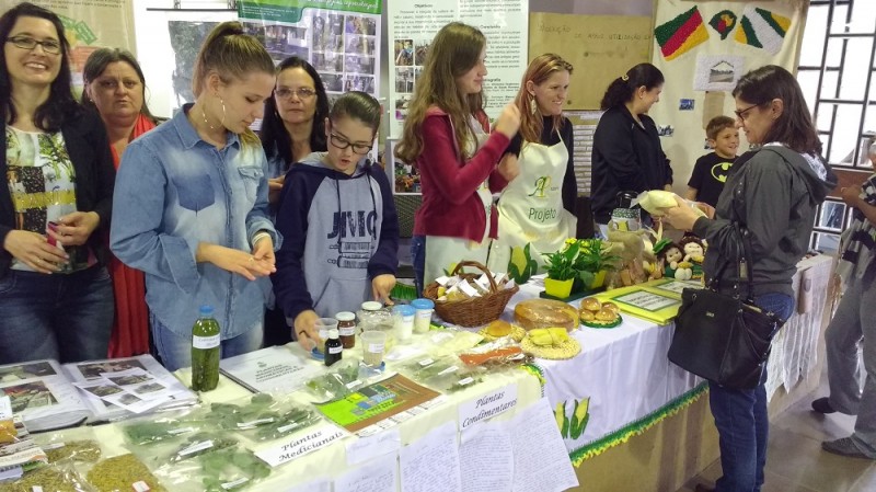 Alunas e professoras das escolas estaduais do campo mostram seus produtos.