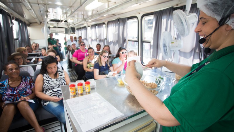 Ônibus do Prato para Todos orientou mais de 4 mil pessoas sobre aproveitamento de alimentos