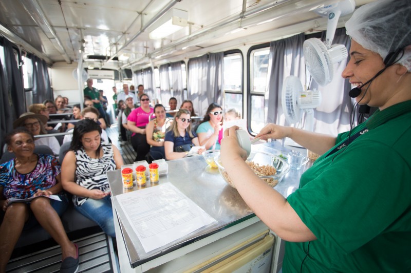 Ônibus do Prato para Todos orientou mais de 4 mil pessoas sobre aproveitamento de alimentos