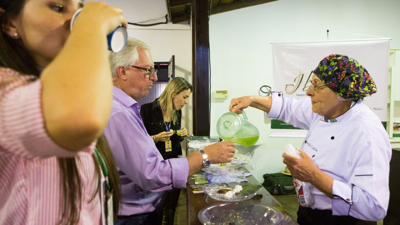 Visitantes aprendem sobre o alto valor nutricional e medicinal obtido através da erva-mate
