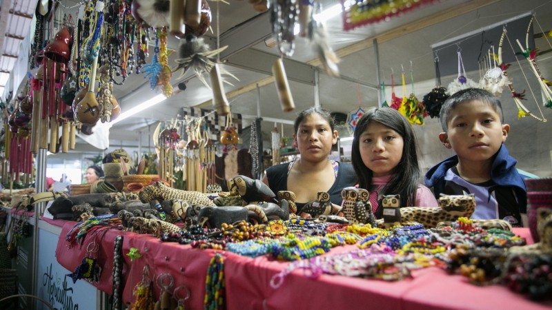 Índios caiguangues e mbya guarani comercializam produtos em pavilhão ampliado