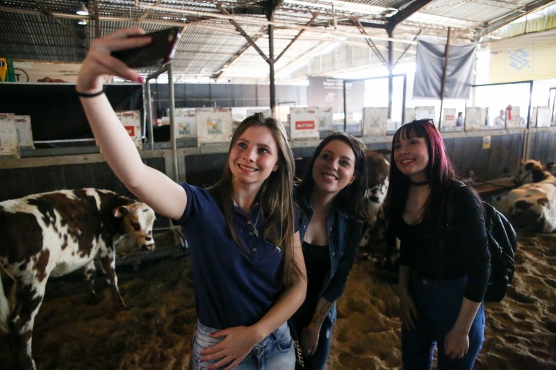 Por onde se caminha, é possível encontrar pessoas de todas as gerações tirando selfies