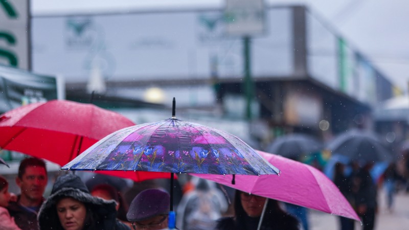 Guarda-chuva é o grande aliado dos visitantes no último final de semana da feira