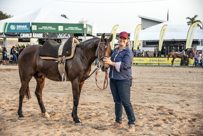 A criadora de cavalo árabe Fernanda Camargo em dia de prova