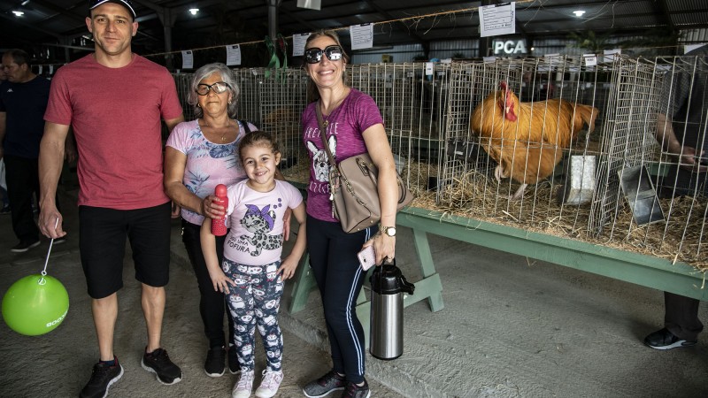 Família Muniz visita o Pavilhão de Pequenos Animais