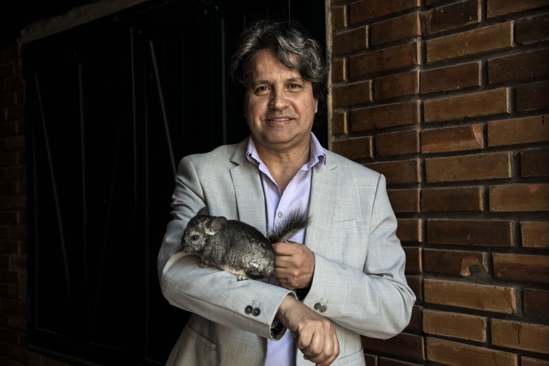 Rogério Gutierrez, da Asbrachila. As chinchilas tem sala especial, climatizada e com temperatura adequada