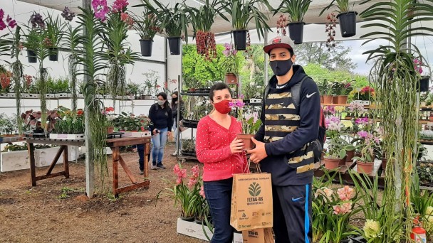 Thaís e Gabriel visitam o Espaço da Flor Gaúcha  Foto Fernando Dias SEAPDR