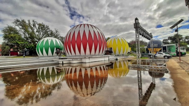 Esferas abrigam feira de artesanato  Foto Fernando Dias SEAPDR