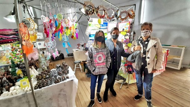 Sandra, ao centro, a filha Bianca e a vizinha Noelci amam artesanato  Foto Fernando Dias SEAPDR