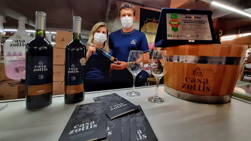 Daniela e Juliano seguram o Merlot vencedor: adição do vinho no estoque da Expointer foi decidida na última hora