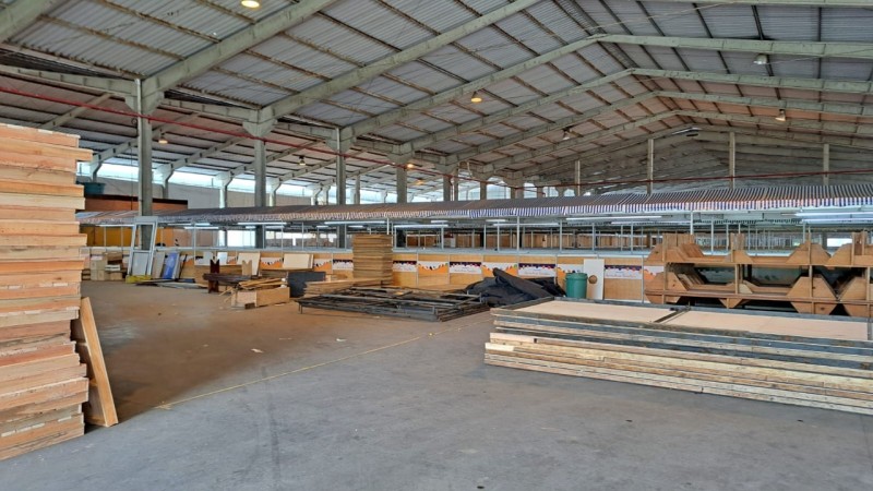 Nos pavilhões, a preparação das estruturas segue em ritmo intenso