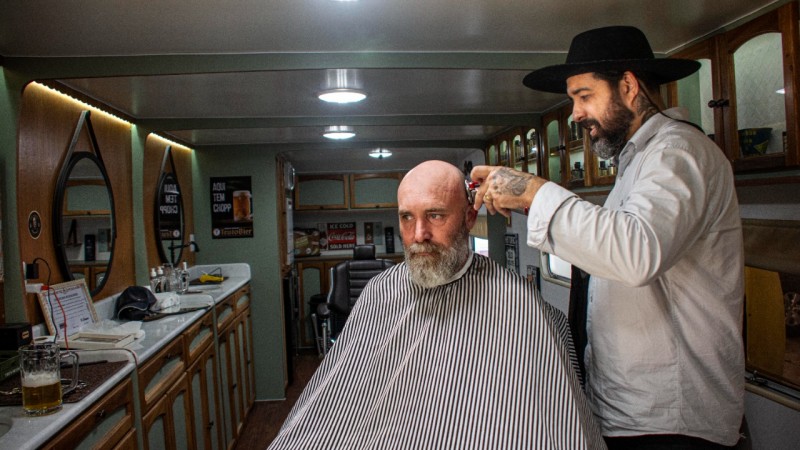 Barbearia oferece serviço novo no parque, ao resgatar o estilo de cortes clássicos europeus