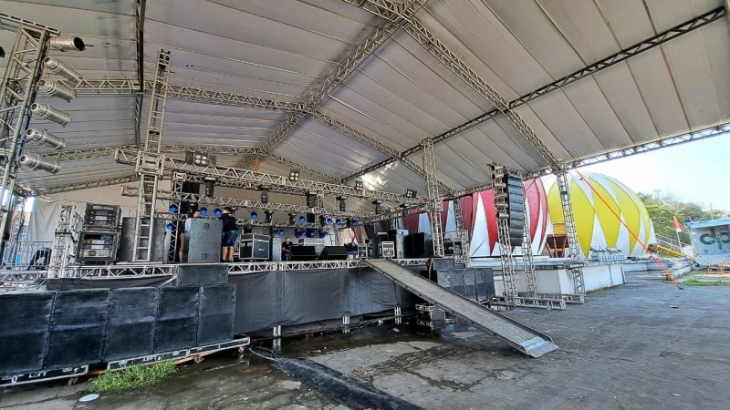 Últimos ajustes na montagem no palco de espetáculos