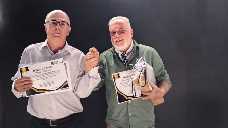 Plinio (à esquerda) e José Luiz Fraga Nunes receberam homenagem pelos 40 anos dedicados ao serviço público