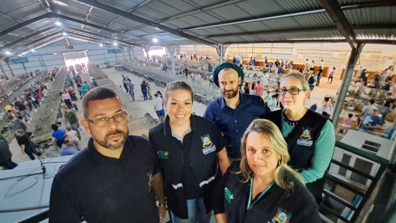 Equipe de fiscais estaduais agropecuários em atuação no Pavilhão dos Pequenos Animais, na Expointer.
