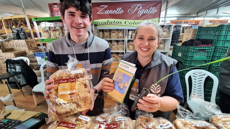 Equipe da agroindústria Zanotto e Pigatto avalia criar nova receitas de cuca com butiá.