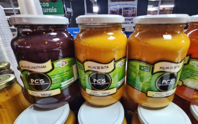 Produtos coloniais Sobucki, de Sete de Setembro: suco, polpa e butiá em calda.