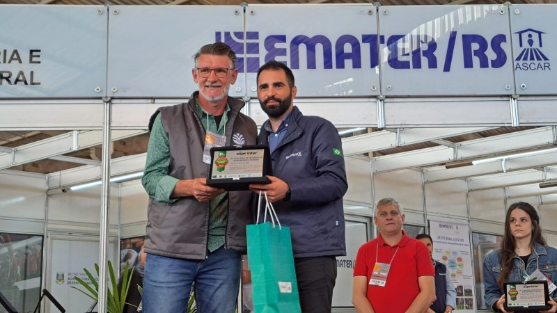 Representante da San Lúcio Laticínios, de Lajeado Grande (SC), recebendo o prêmio de 3º lugar pelo doce de leite de ovelha