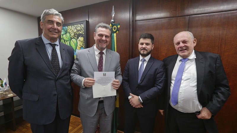 Ministro Agricultura Carlos Favaro