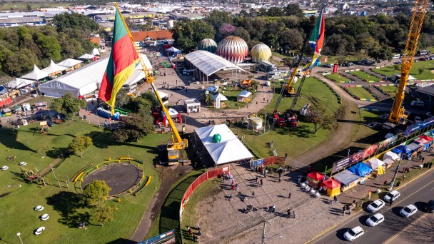 A imagem registra a foto aérea da Expointer 