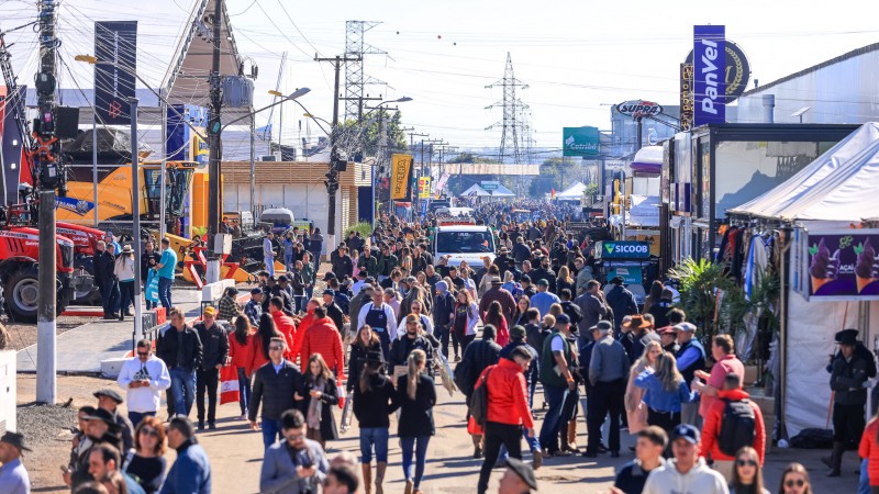 Multidão de pessoas circula por uma das vias internas do Parque de Exposições Assis Brasil durante o primeiro dia da 46ª Expointer.