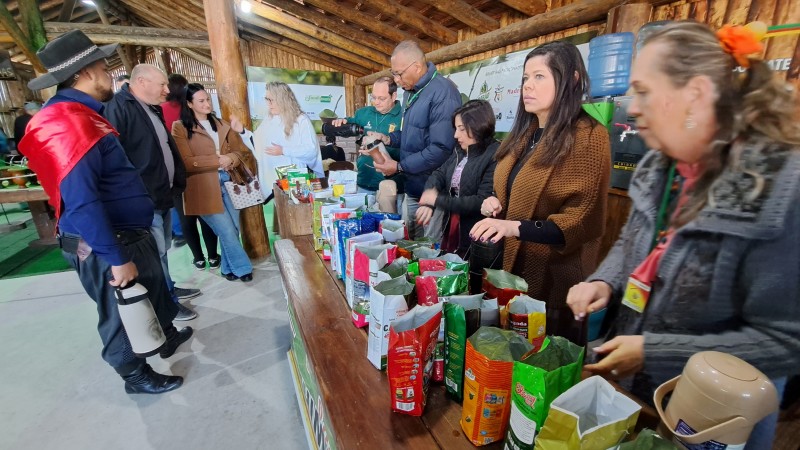 Visitantes puderam aprender um pouco mais sobre o preparo do chimarrão e a erva mate