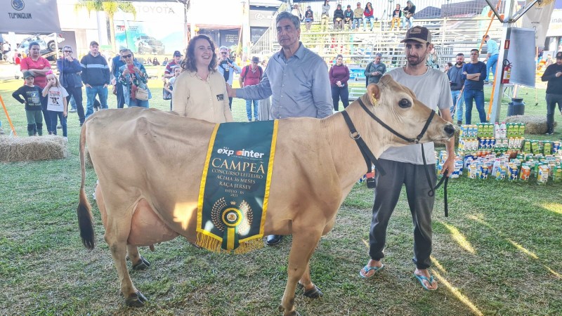 Vaca Jersey, com Angela Maraschin, pres. Associação dos Criadores de Jersey, secretário Giovani Feltes e proprietário da Fazenda Santa Clara