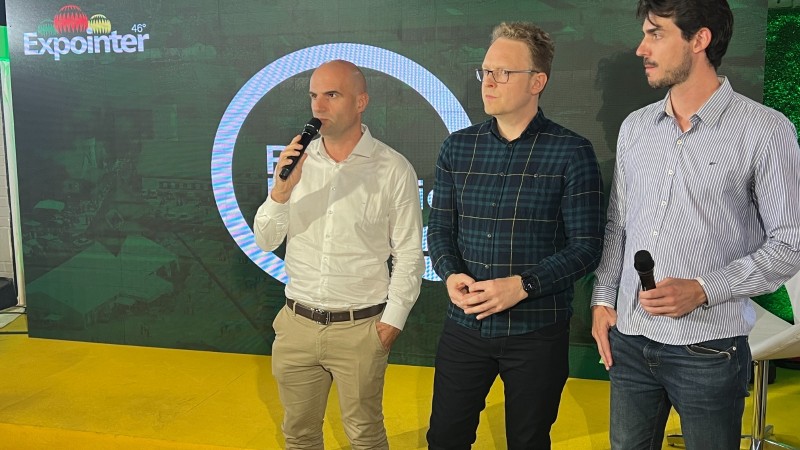 A foto mostra autoridades durante o lançamento do portal