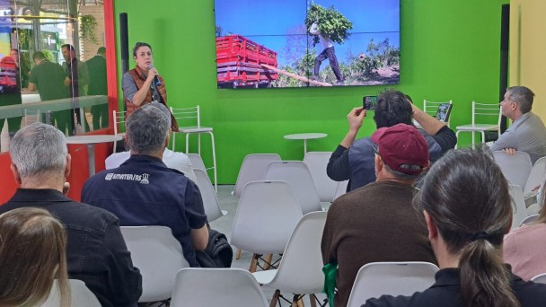 Pesquisadora Larissa Ambrosini no lançamento do livro sobre a erva-mate