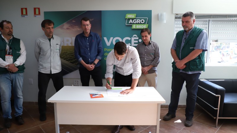 A foto mostra a assinatura do termo
