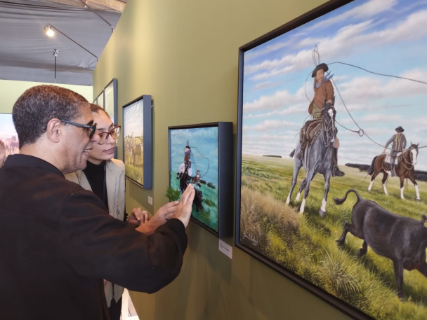 Exposição "Alma Campeira" possui acessibilidade, prancha tátil e esculturas que podem ser tocadas