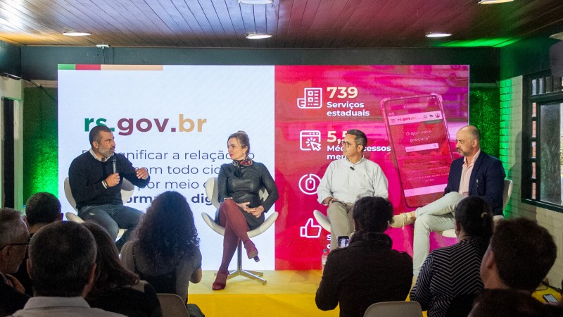 A foto mostra a interação como os panelistas