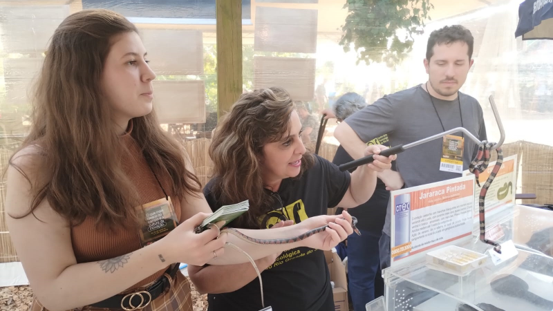 Equipe da CIT/RS instrui visitantes como reagir ao se deparar com um animal peçonhento