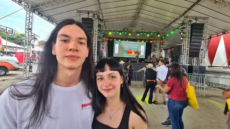 Casal de namorados Diego Marinho e Rayssa Simas no show de Marcello Caminha