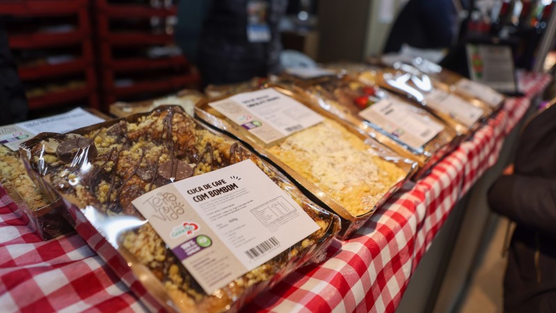 Uma mesa com diversas cucas para vender no Pavilhão da Agricultura Familiar.