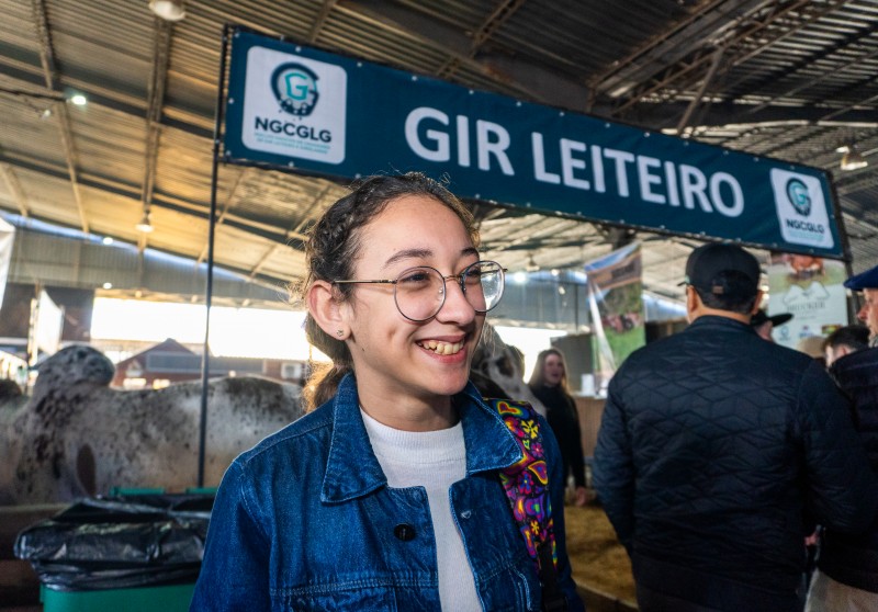 A foto mostra uma estudante visitando a Expointer