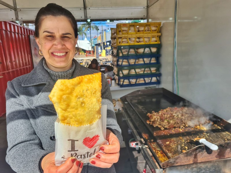 Camila Moraes, da Nutriclin, que oferece pastéis e outros pratos