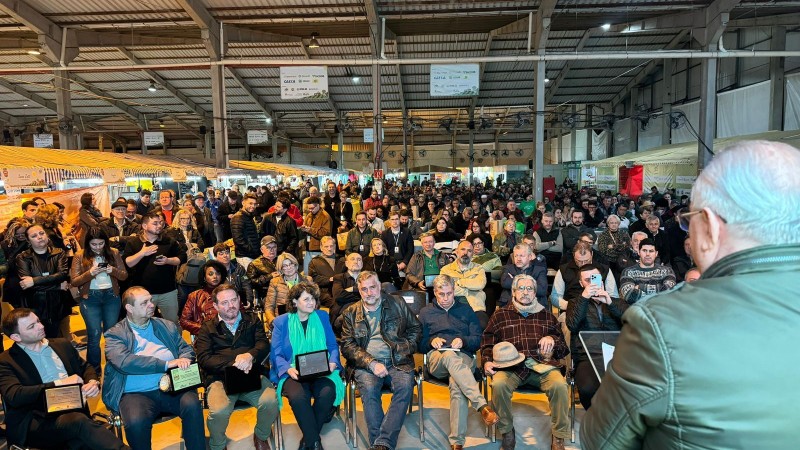 A foto mostra a praça de alimentação da Agricultura Familiar lotada