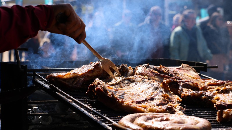 carne assando na grelha