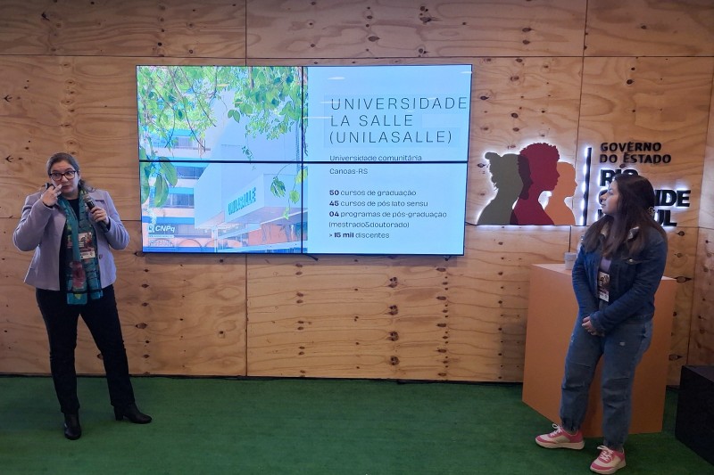 A professora Patrícia Mangan e a bolsista Geovanna Ribeiro são da Universidade La Salle