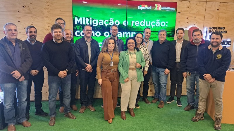 Fotos posada com a secretária e pesquisadores que participaram da palestra da Sema na Expointer