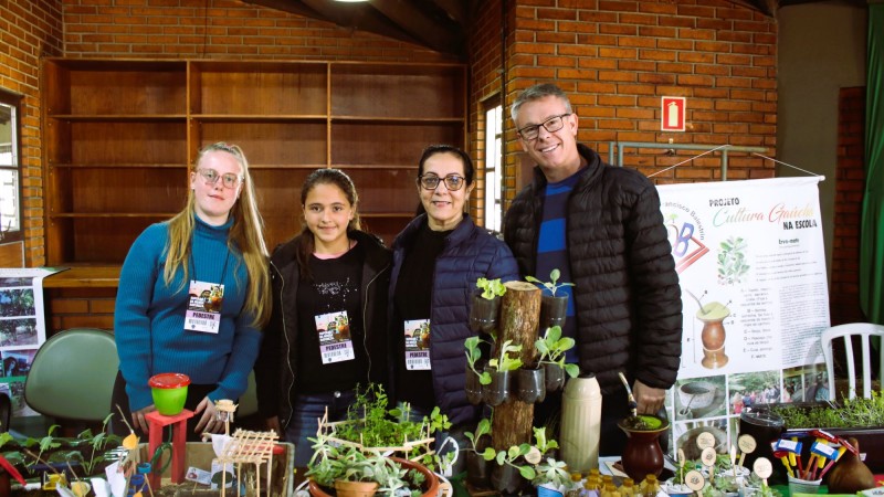 A foto mostra alunos em exposição na Expointer