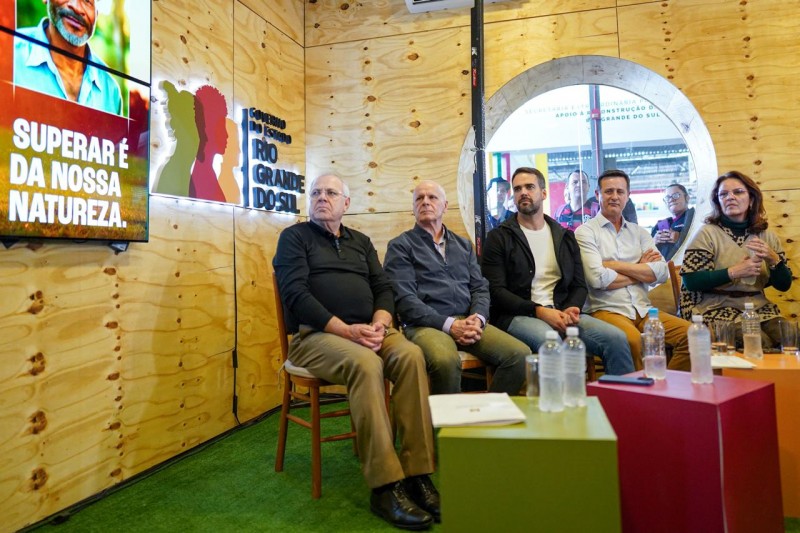 A foto mostra autoridades durante o balanço da Expointer