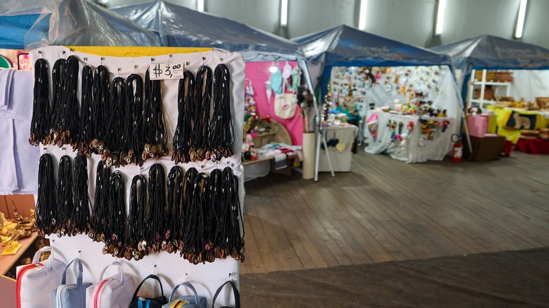 Artesanatos e produtos confeccionados por entidades e instituições são colocados no interior das esferas durante a Expointer.