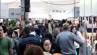 Foto mostra um corredor lotado de pessoas dentro do Pavilh&atilde;o da Agricultura Familiar.