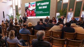 Foto mostra secret&aacute;rio falando durante a coletiva, diante da plateia. Ele est&aacute; em p&eacute; em frente aos participantes, que est&atilde;o sentados. Ao fundo, uma tela com a apresenta&ccedil;&atilde;o.
