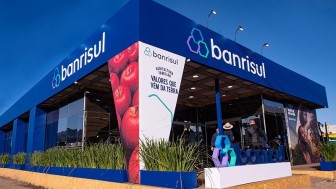 Fachada de umm pr&eacute;dio de esquina com o logotipo do Banrisul